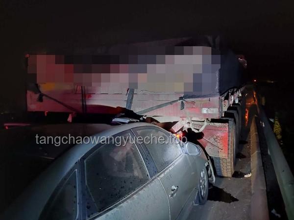 **特斯拉高速路惊魂：追尾大货车后的深刻反思**